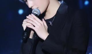 杨洋17年蓝发造型 杨洋17年蓝发造型